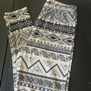 Super soft leggings, Aztec looking print, excellent condition. Natural colors